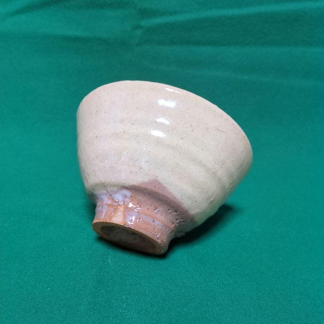 波状模様のベージュ陶器茶碗