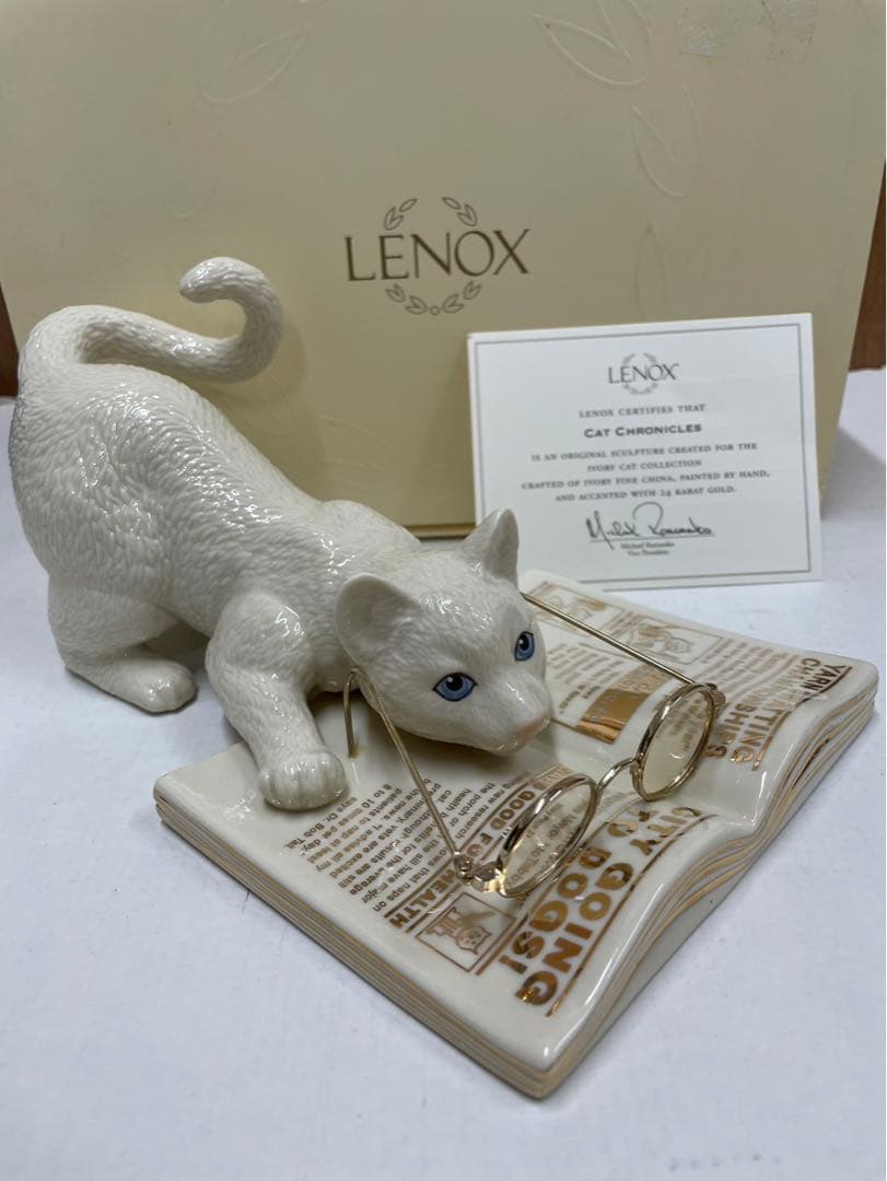 レノックス猫 ( 英字新聞を読む ) Cat Chronicles