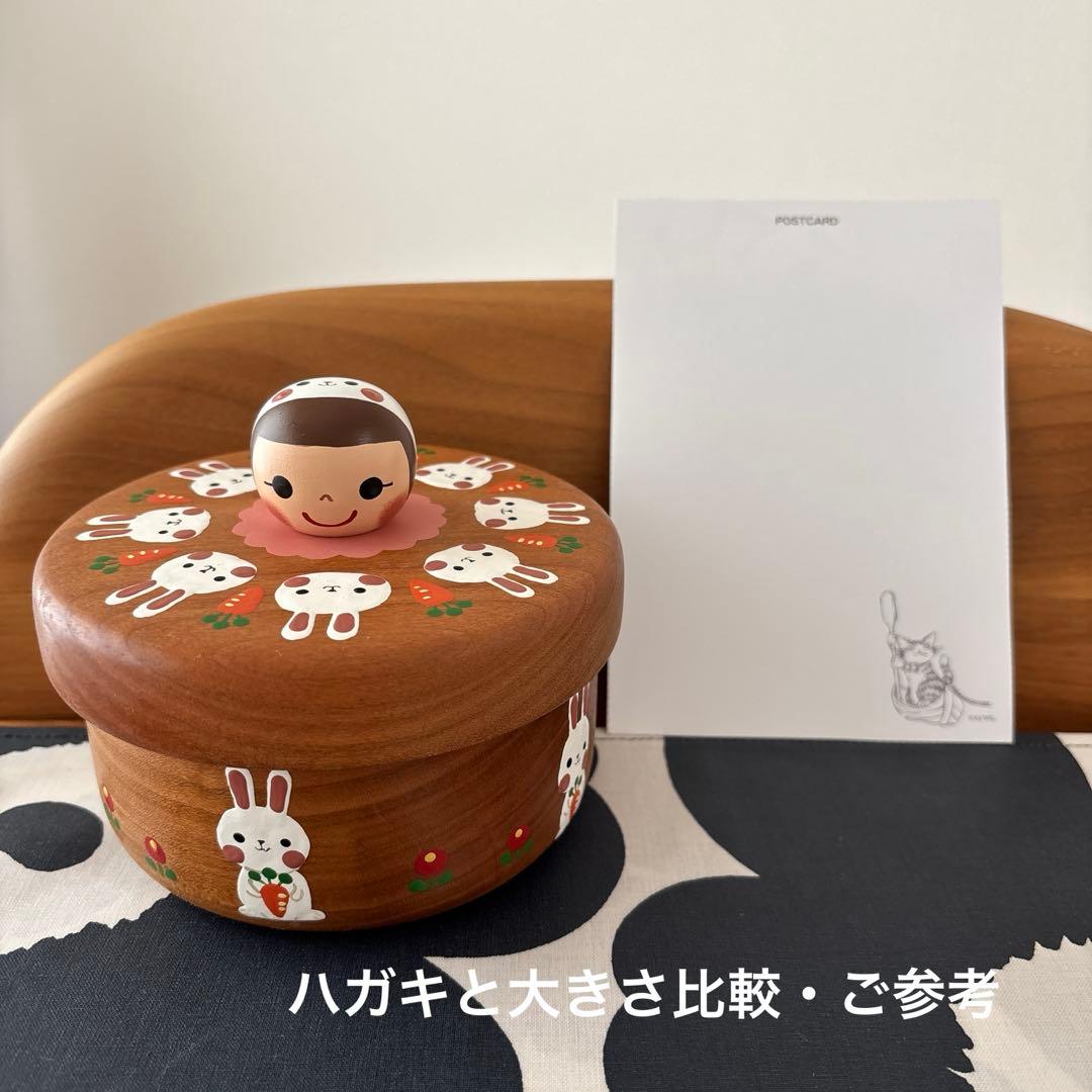 木絵雑貨　ウサギと女の子の木製小物入れ