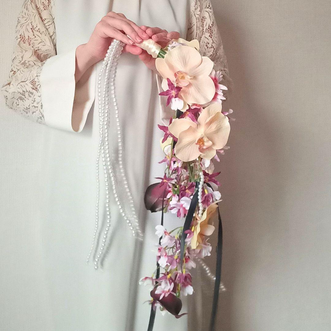 イエローピンクと胡蝶蘭　ボルドーのカラー　シャワーブーケ　ウェディングブーケ