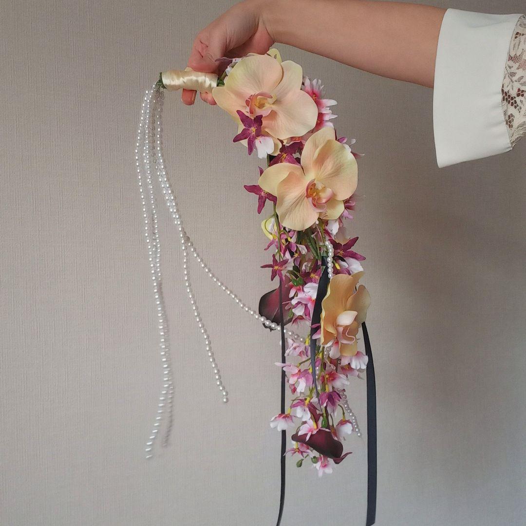 イエローピンクと胡蝶蘭　ボルドーのカラー　シャワーブーケ　ウェディングブーケ