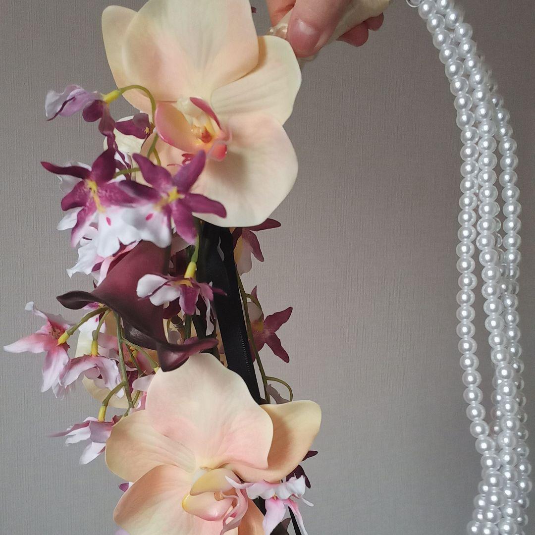 イエローピンクと胡蝶蘭　ボルドーのカラー　シャワーブーケ　ウェディングブーケ