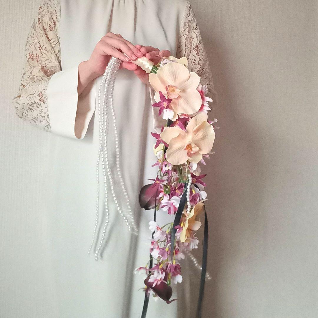 イエローピンクと胡蝶蘭　ボルドーのカラー　シャワーブーケ　ウェディングブーケ