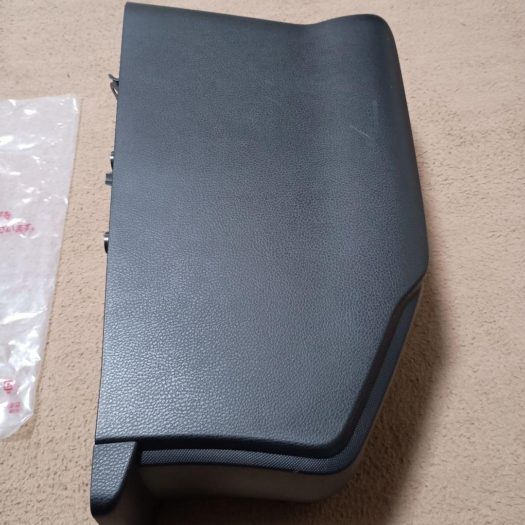 希少！　トヨタ純正　エスクァイア後期純正コンソールボックス