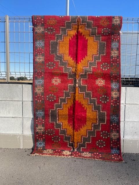 アンティークカフカズデザインのアフガニスタンバルーチラグ 187x103 cm