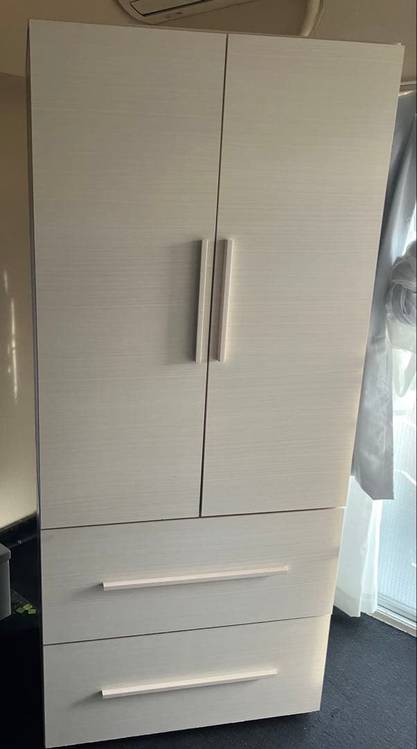 ホワイトとダークブラウンの収納キャビネット