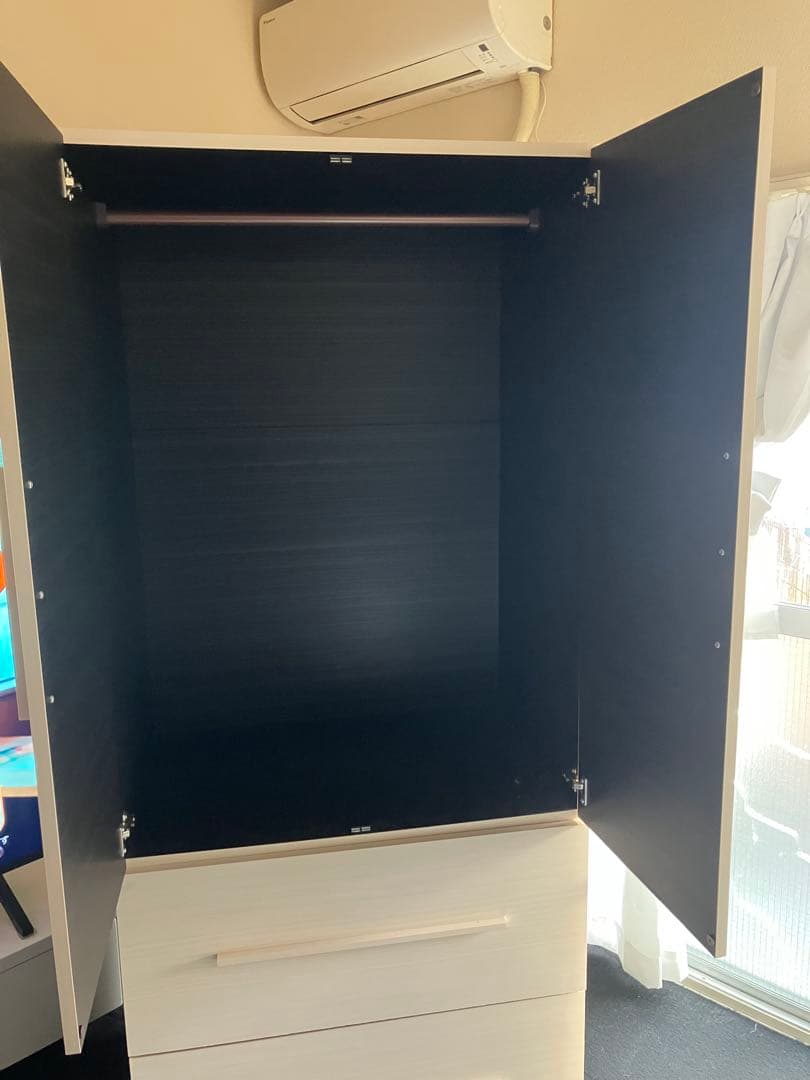 ホワイトとダークブラウンの収納キャビネット