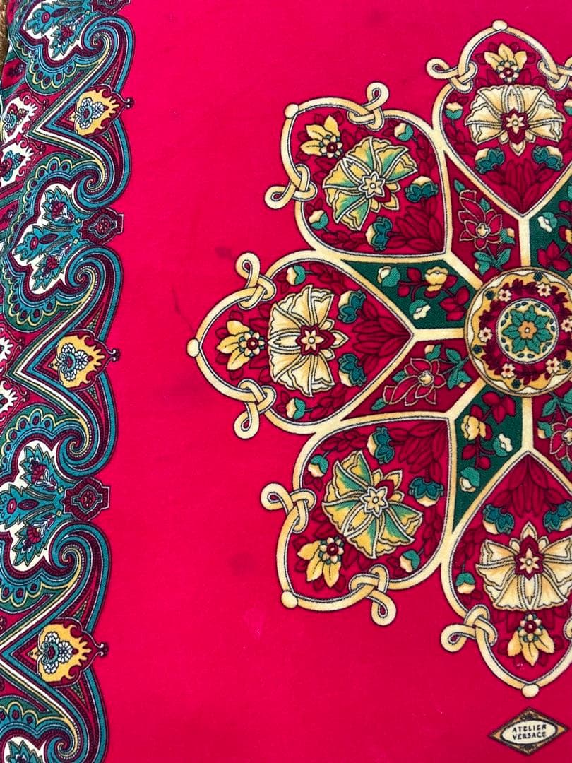 レア貴重‼︎ 価値ある ヴェルサーチ マチ付大判　赤✖️白 ロココ調柄