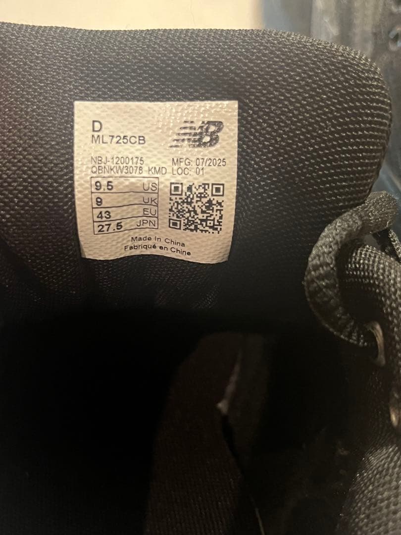 New Balance 725 ブラックスニーカー