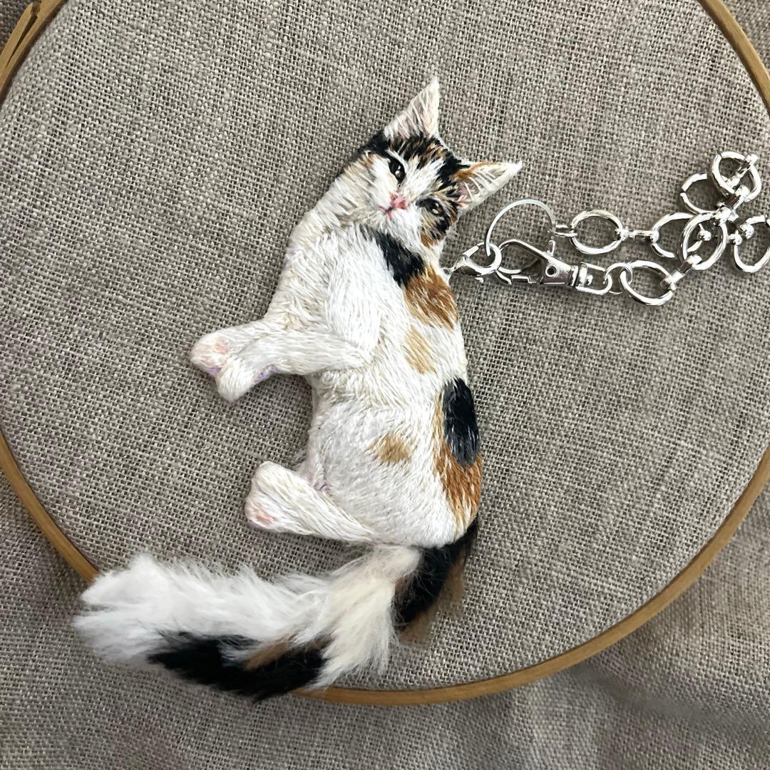 タ*ー様 ハンドメイド刺繍チャーム　三毛猫さん