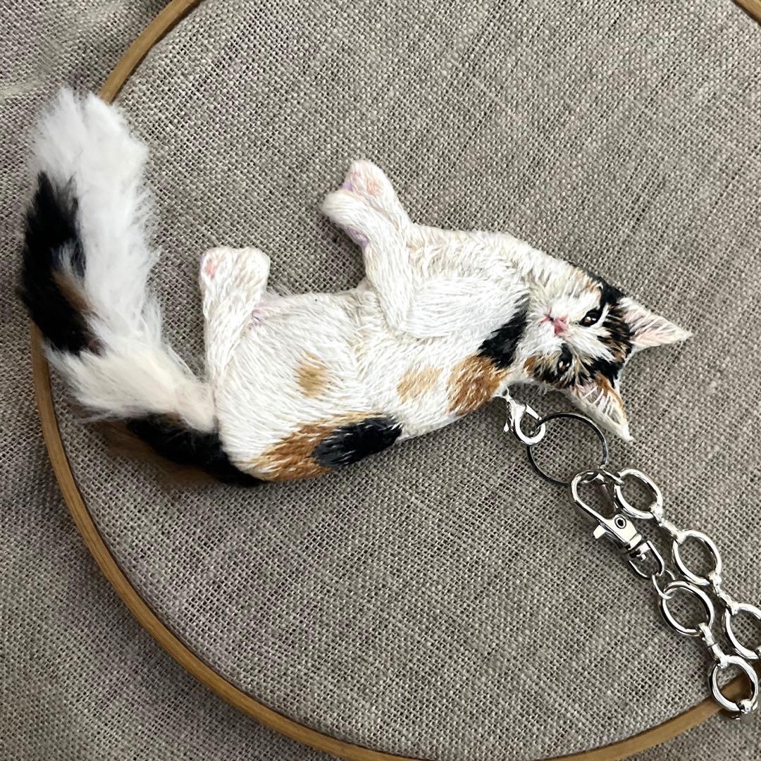 タ*ー様 ハンドメイド刺繍チャーム　三毛猫さん