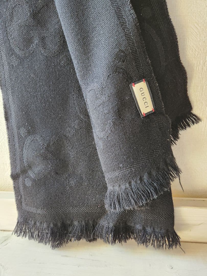 GUCCI ブラック ロゴ マフラー フリンジ付き