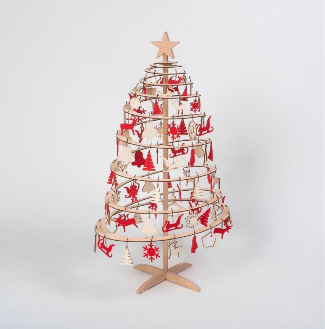 クリスマスツリー 赤と白の装飾付き