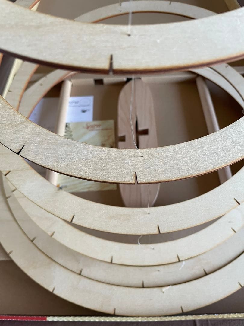 クリスマスツリー 赤と白の装飾付き