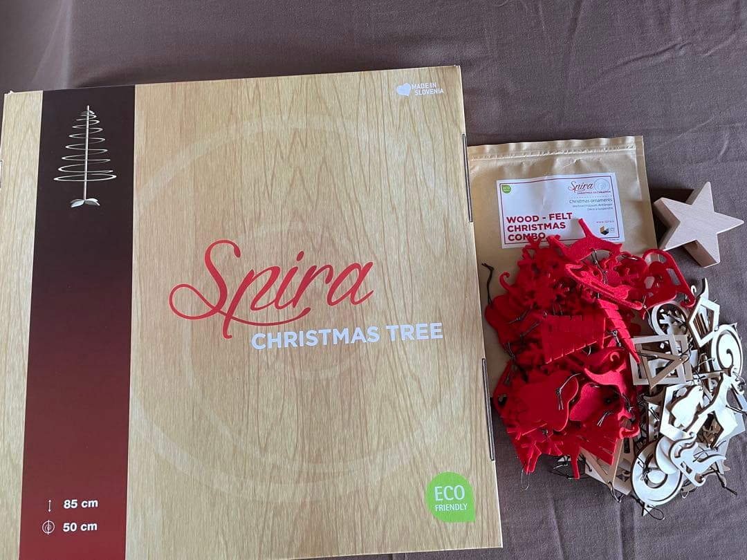 クリスマスツリー 赤と白の装飾付き