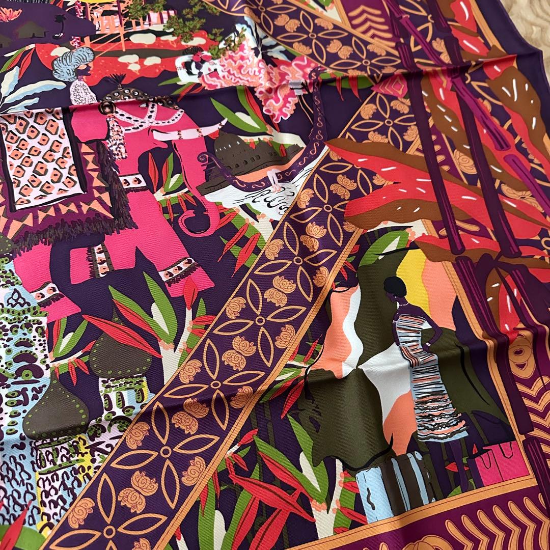 Salvatore Ferragamo シルクスカーフ パープル　動物