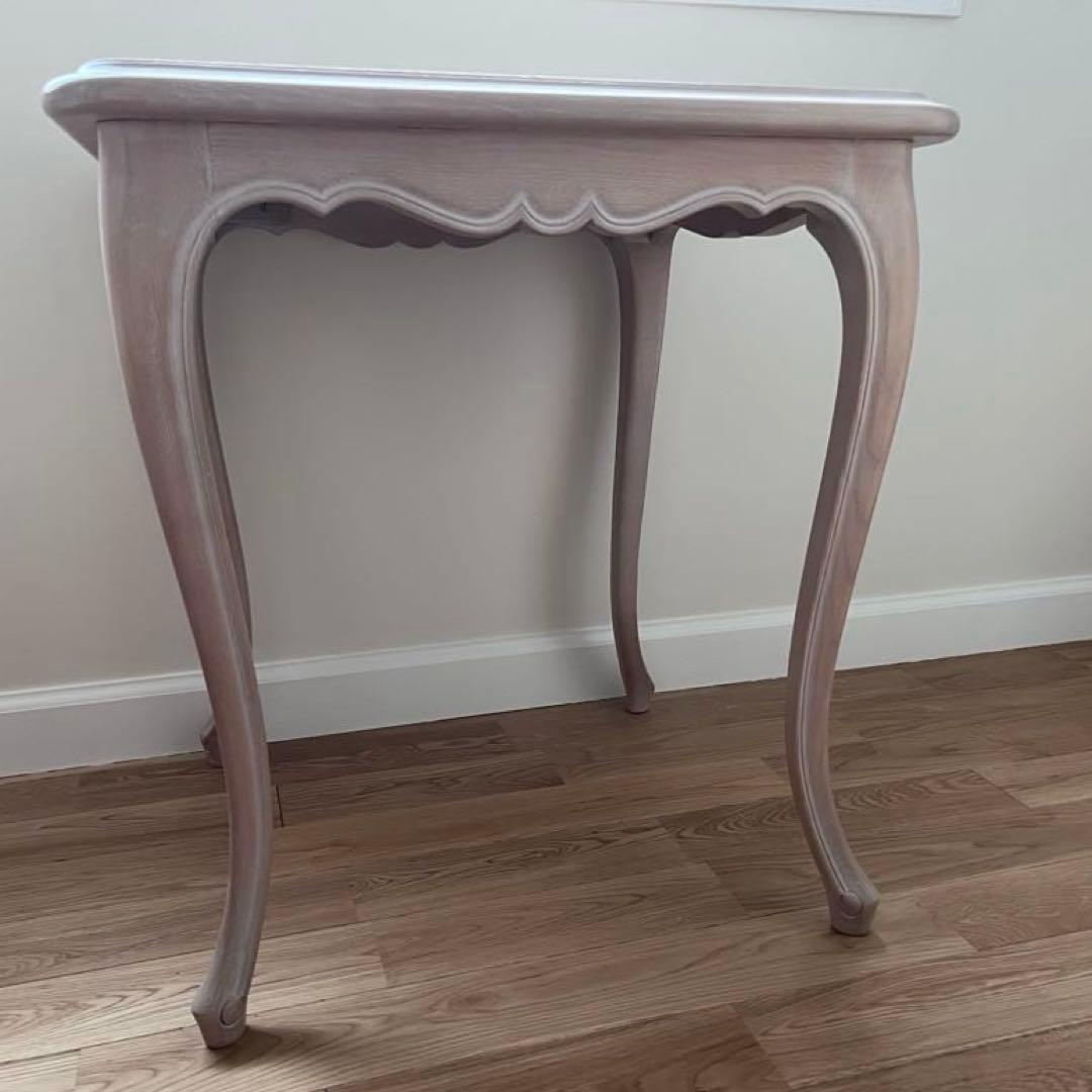 上品ピンクベージュの、エレガントなサイドテーブル