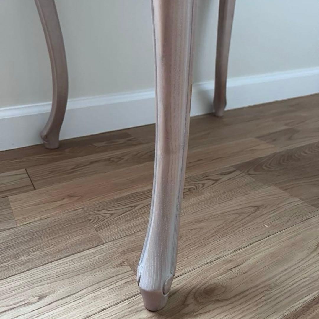 上品ピンクベージュの、エレガントなサイドテーブル