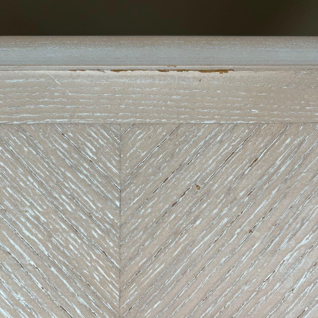 上品ピンクベージュの、エレガントなサイドテーブル