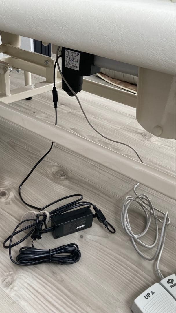 【最終値下げ】美品　高田ベッド　電動昇降式ベッド　施術ベッド　幅70cm