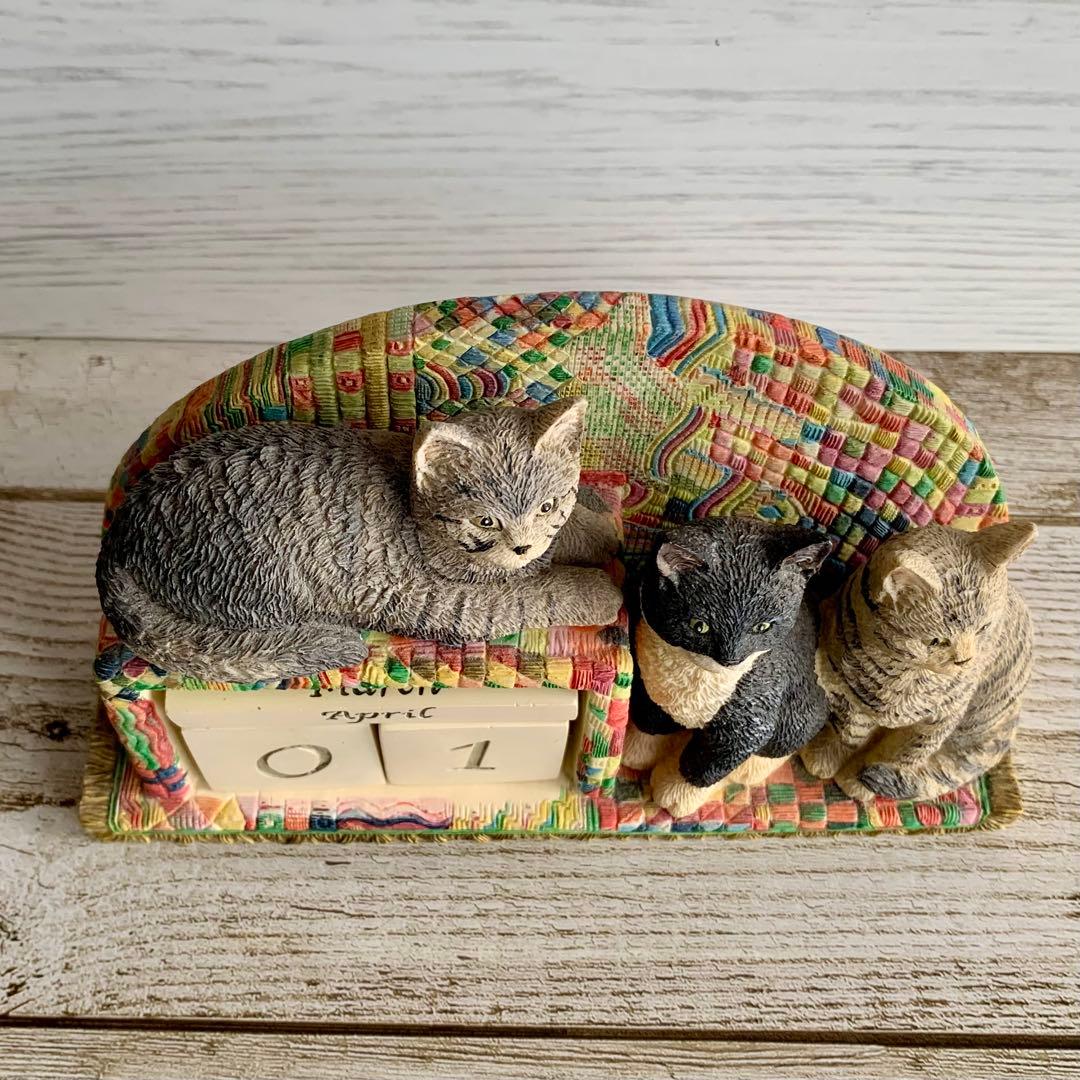 レズリーアンアイボリー 卓上万年カレンダー 猫 置物