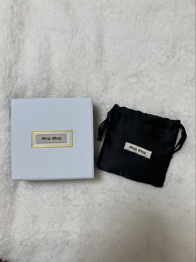 miumiu レザーヘアクリップ　ピンクベージュ