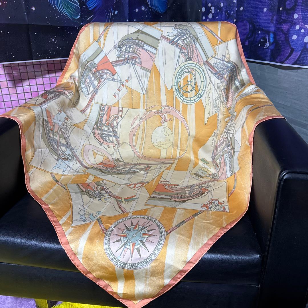 ケ*ン様 HERMESの大盤スカーフ/シルク素材