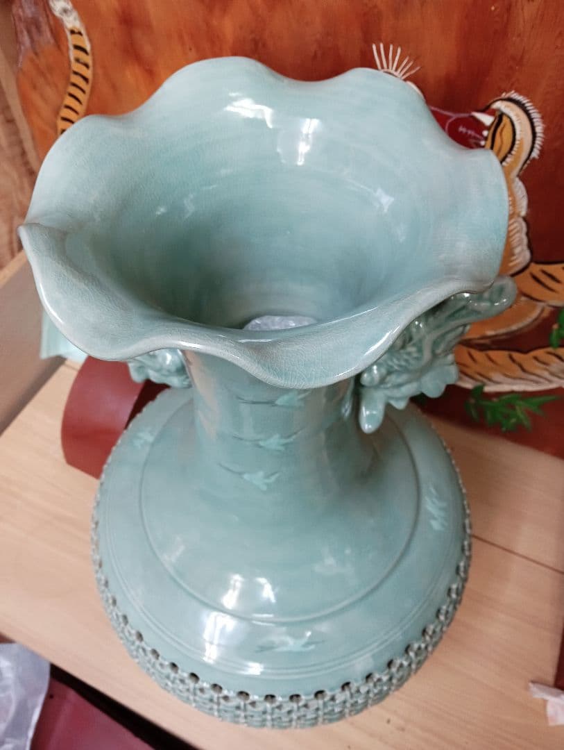 高麗青磁の壺　高さ65センチ