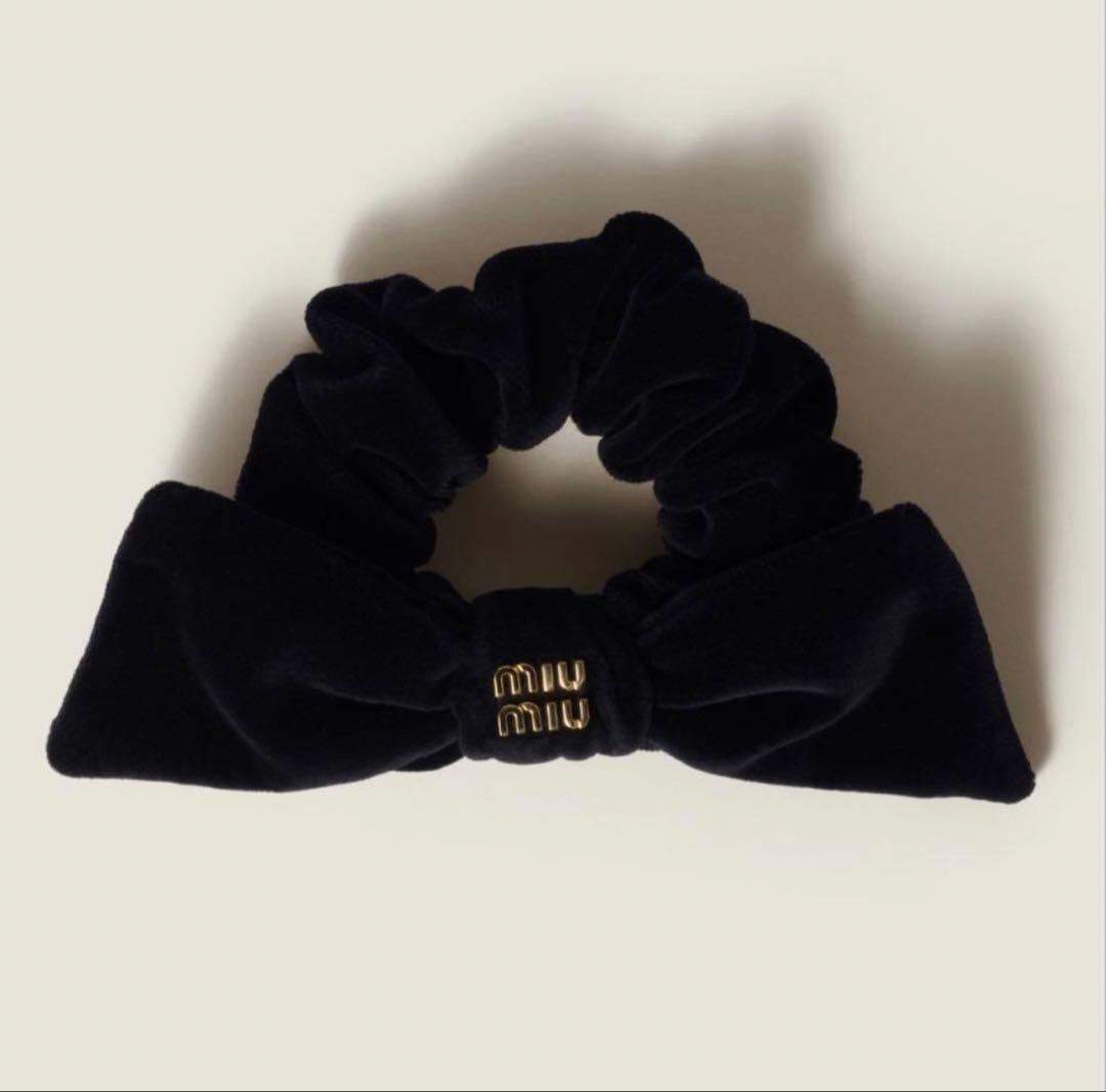 MIUMIU ベルベットロゴシュシュ