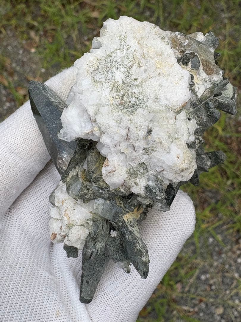 【匿名は発送】ガネッシュヒマール産 クローライト内包水晶