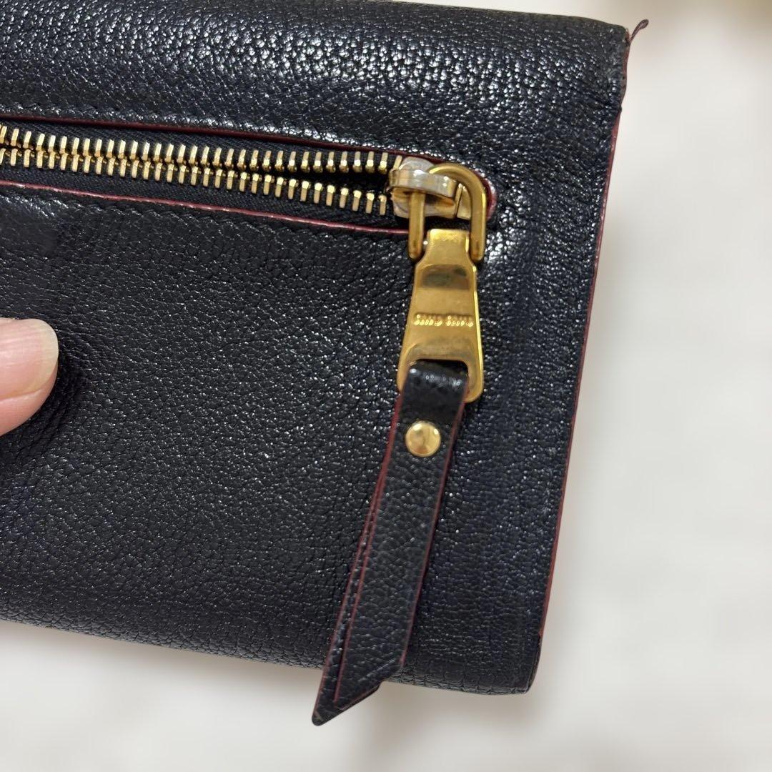 miu miu 三つ折り財布 黒ラブレター型