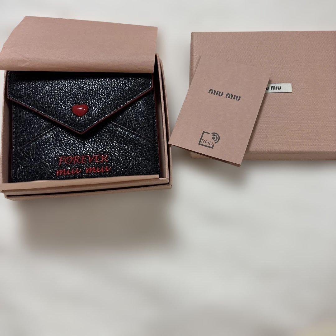 miu miu 三つ折り財布 黒ラブレター型