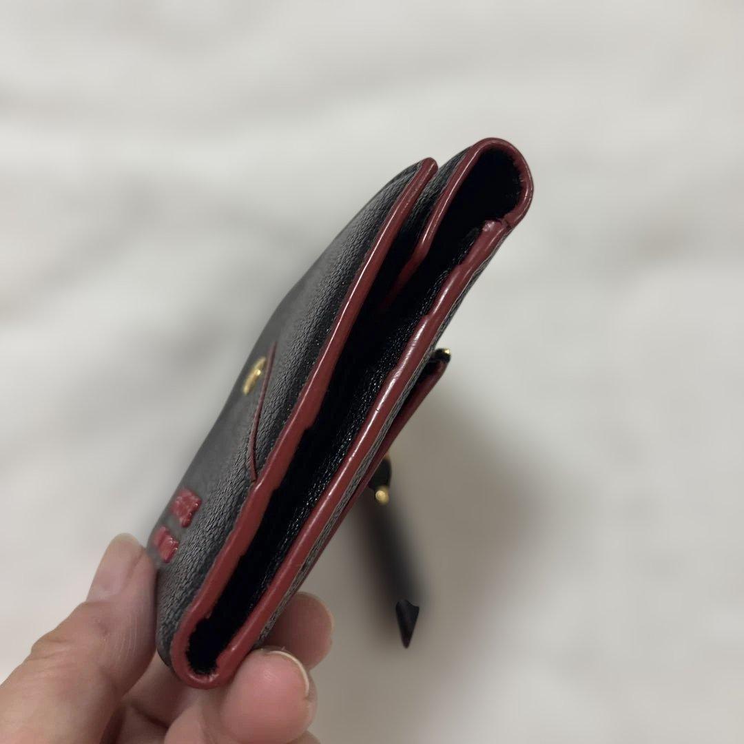 miu miu 三つ折り財布 黒ラブレター型