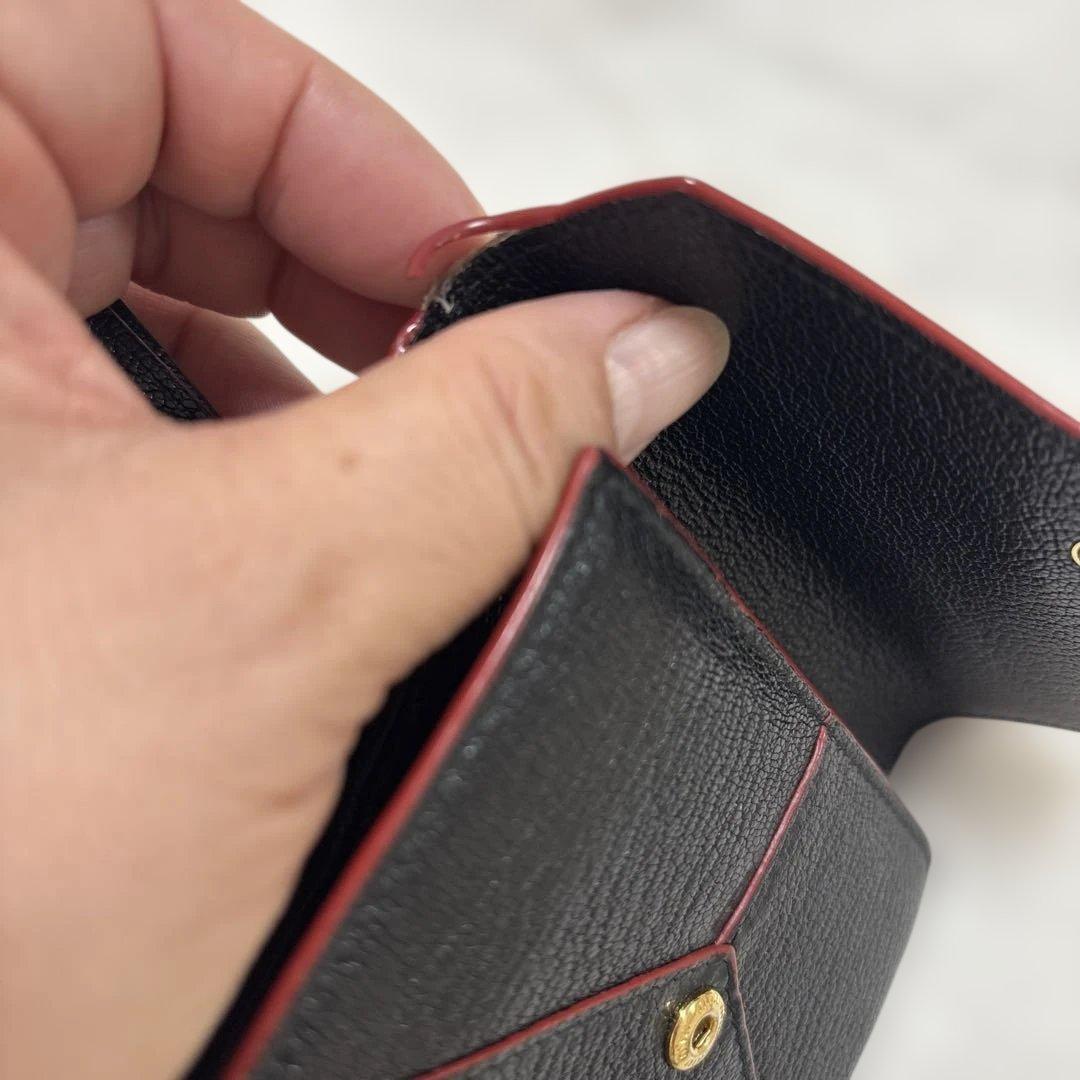 miu miu 三つ折り財布 黒ラブレター型