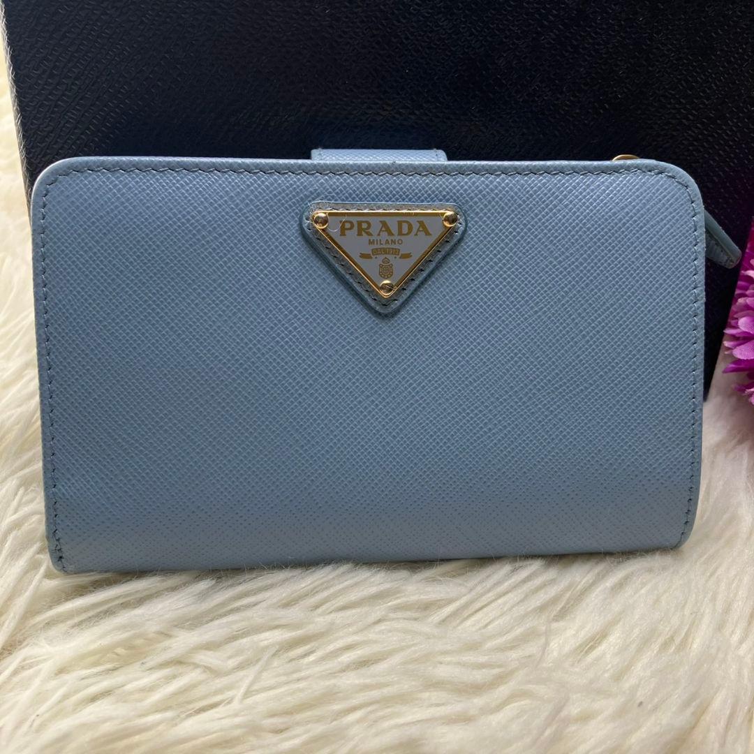 現行 未使用級✨プラダ 二つ折り財布 サフィアーノレザー 三角ロゴ 水色