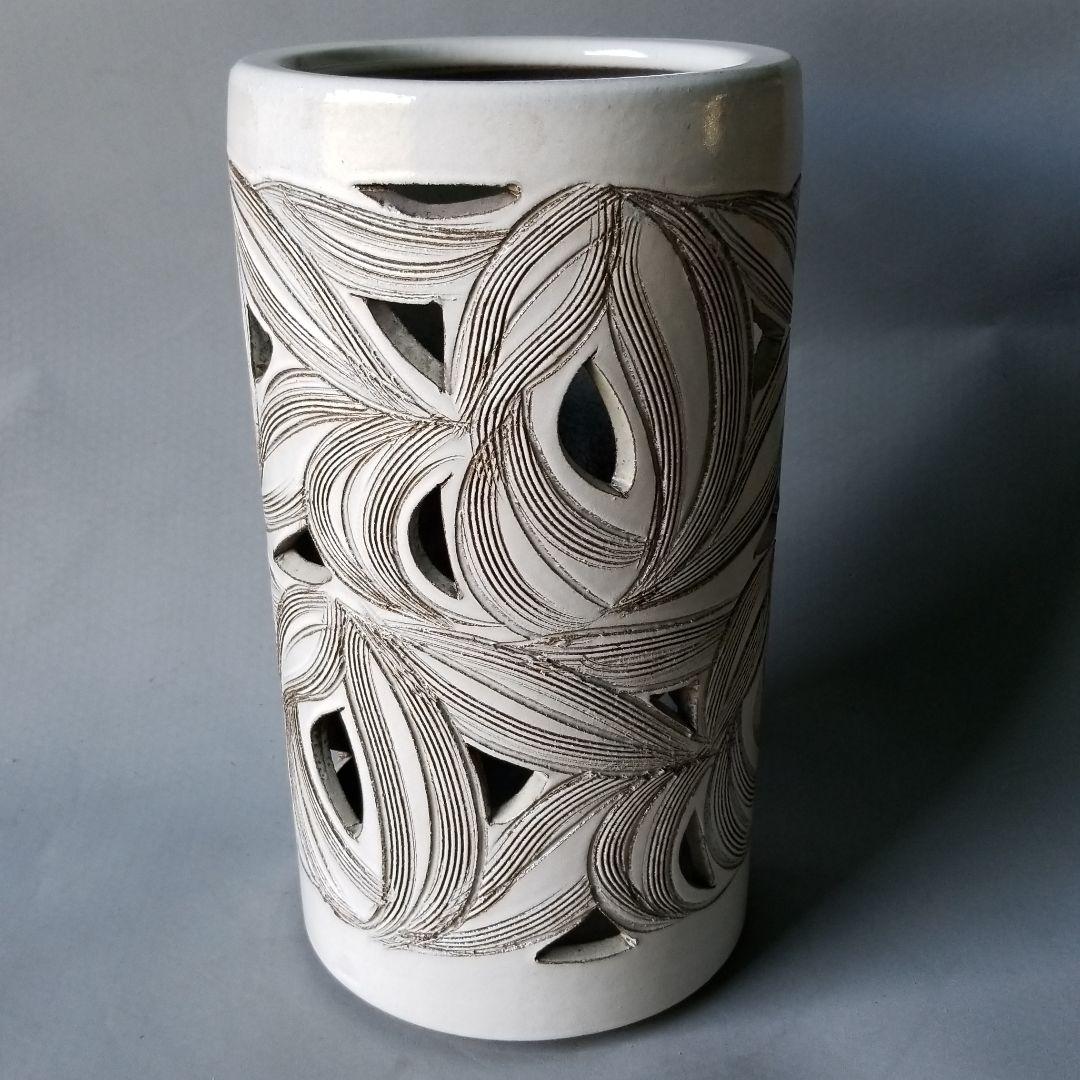 信楽焼傘立て  白彫透かし 高さ４７cm