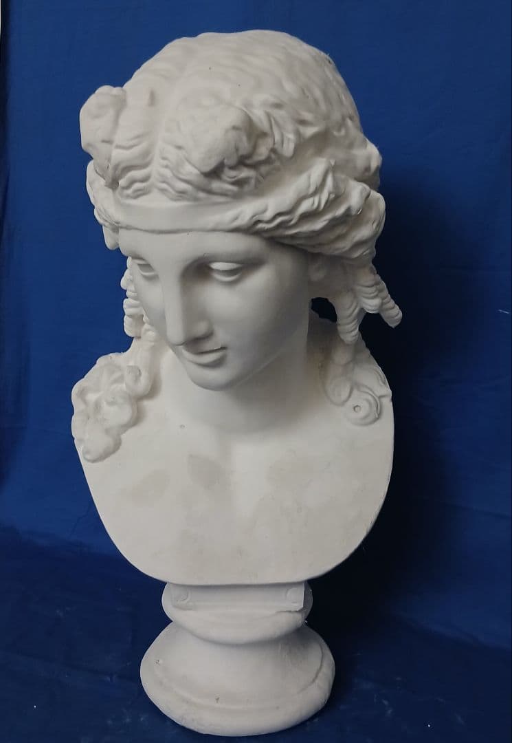 くく。アリアス胸像。