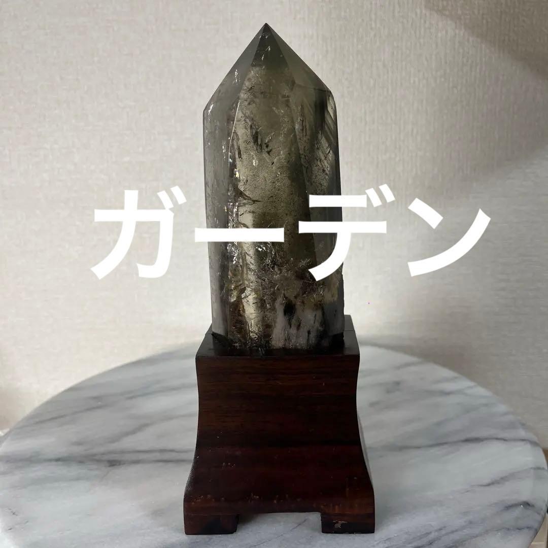 【天然石】 庭園水晶　ガーデンクォーツ ポイント 六角柱 台座付き 置物