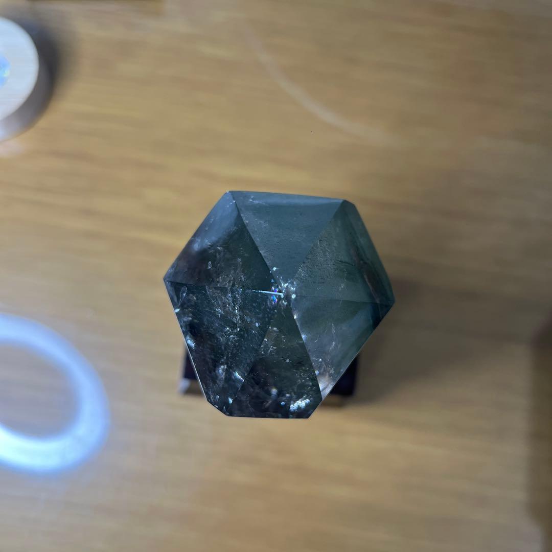 【天然石】 庭園水晶　ガーデンクォーツ ポイント 六角柱 台座付き 置物