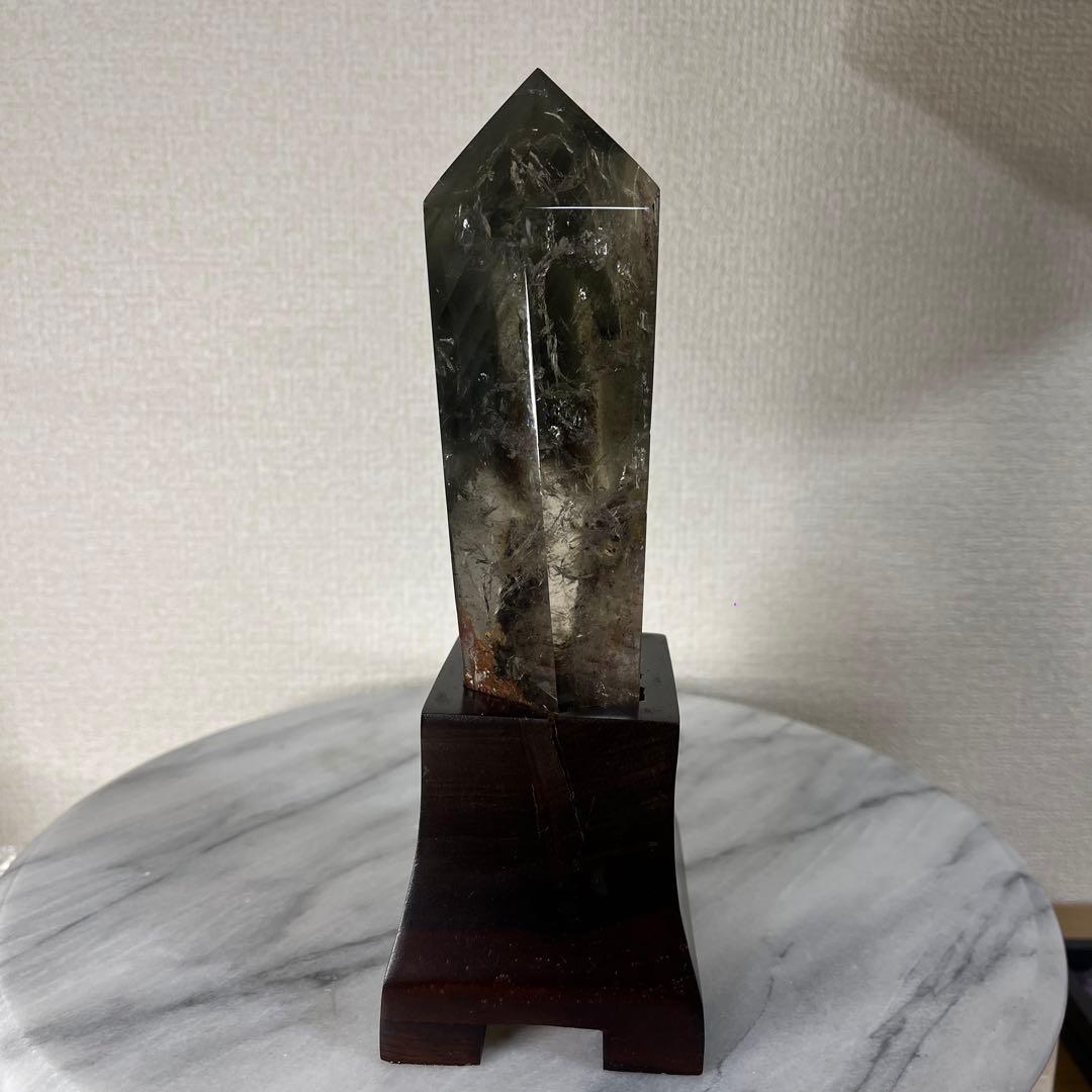 【天然石】 庭園水晶　ガーデンクォーツ ポイント 六角柱 台座付き 置物