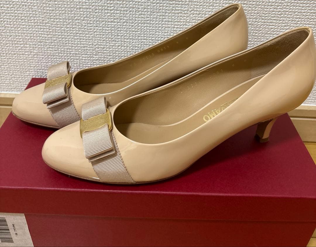 1回使用　Ferragamo ヴァラリボン　エナメルパンプス　ベージュ　8D