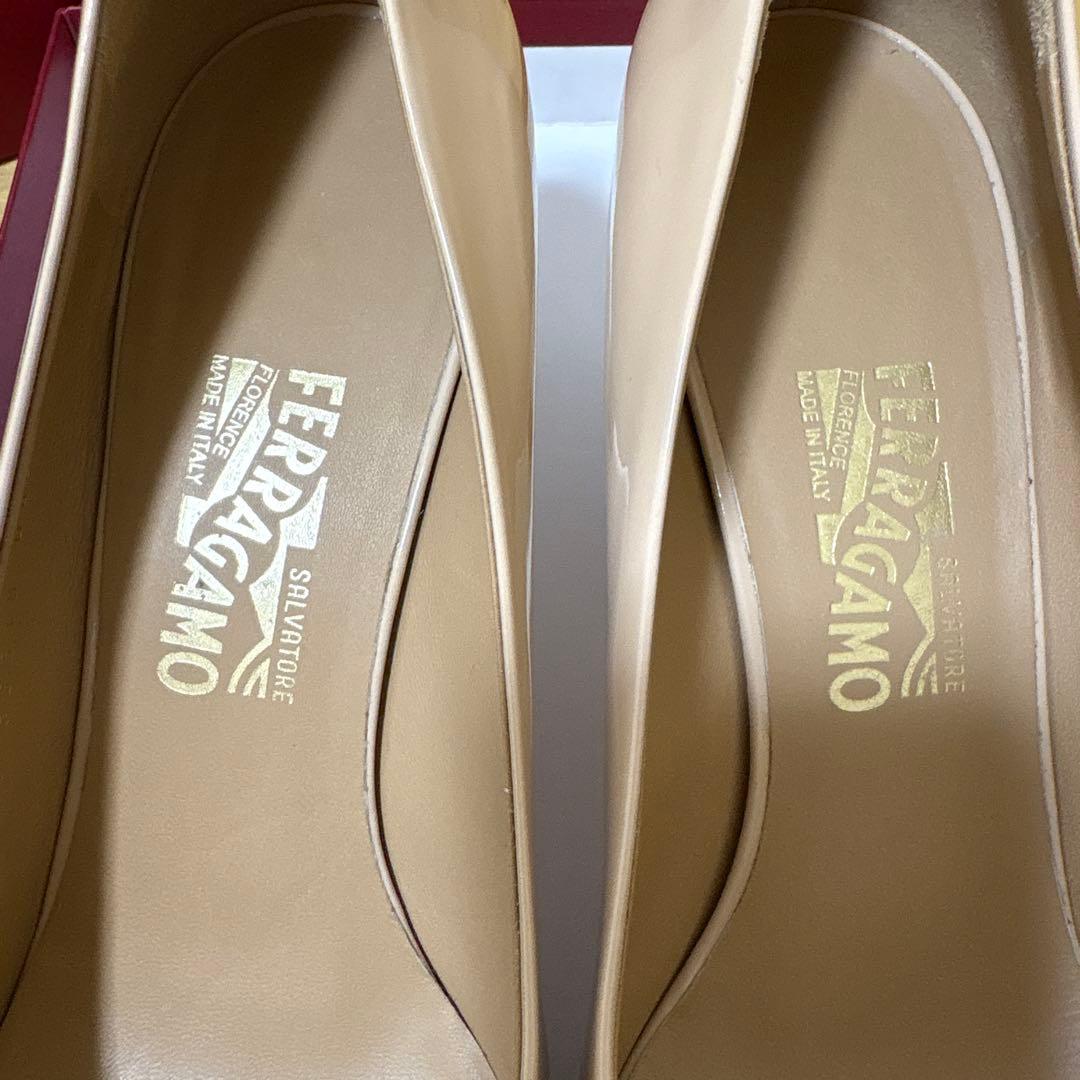 1回使用　Ferragamo ヴァラリボン　エナメルパンプス　ベージュ　8D