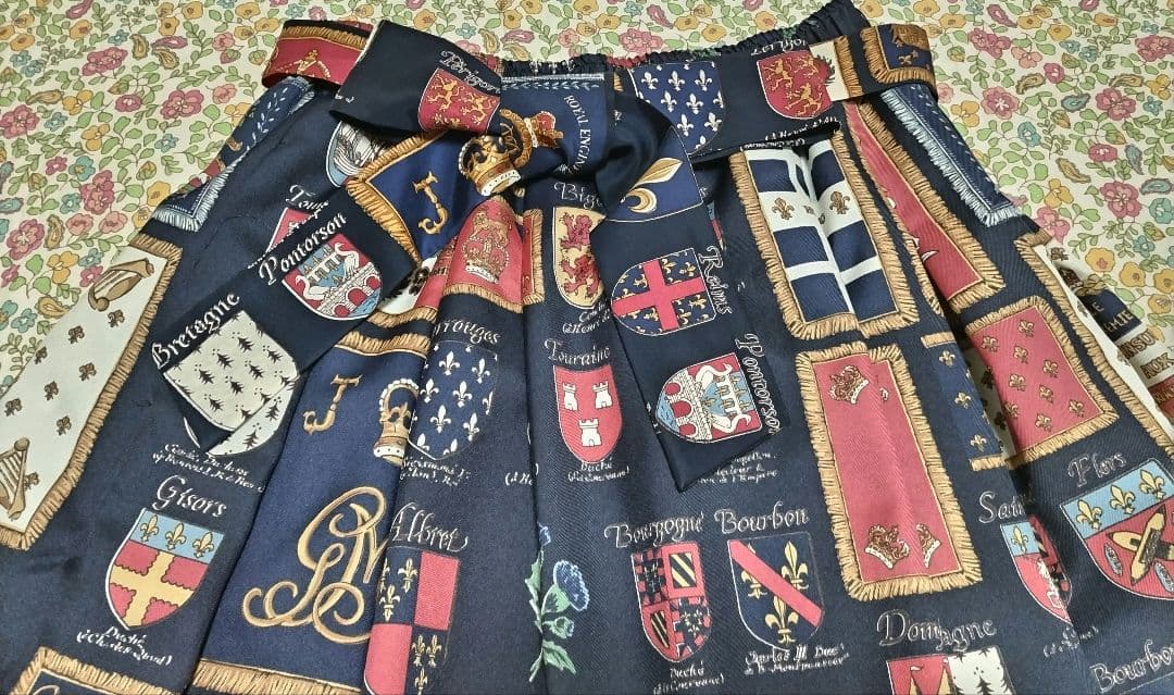 い*く様 ジェーンマープル　Our courage ブラウス、ロングスカート、ス