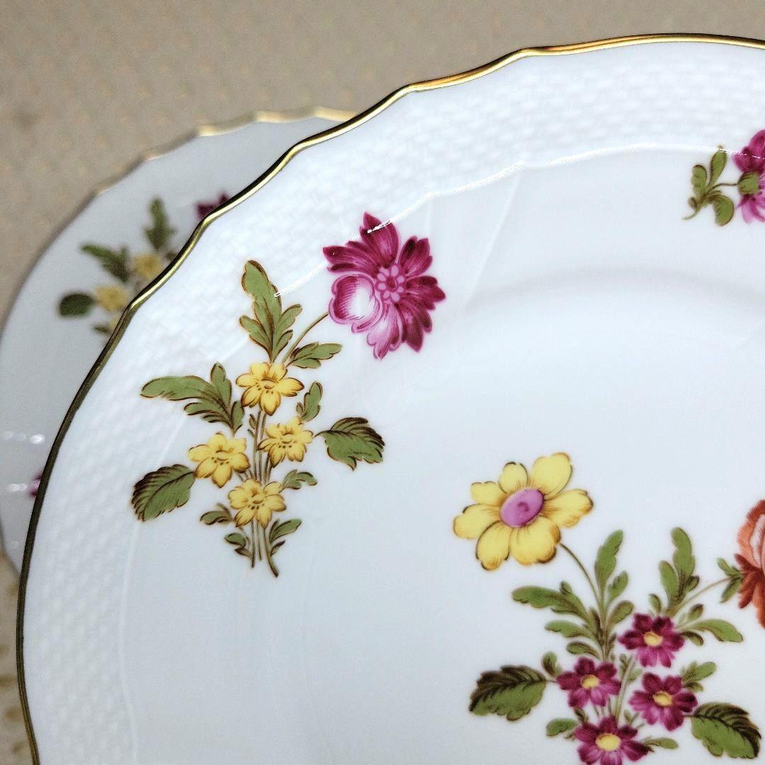 リチャードジノリ ドッチア工房　手描き　花柄　１９.５cmプレート２枚　です。