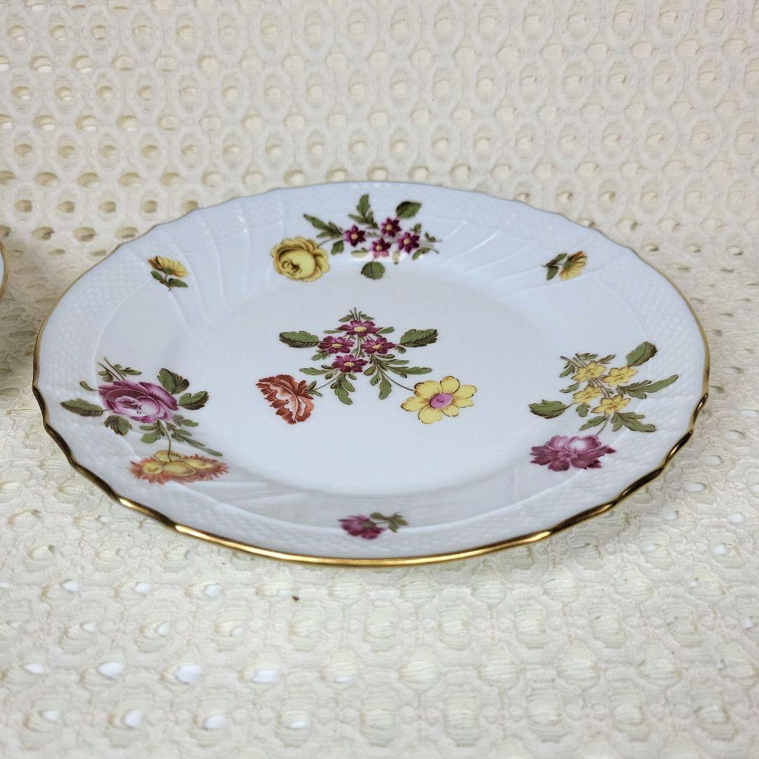 リチャードジノリ ドッチア工房　手描き　花柄　１９.５cmプレート２枚　です。