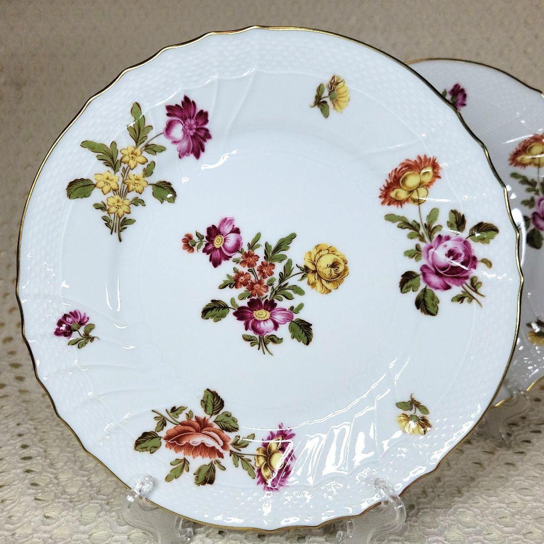 リチャードジノリ ドッチア工房　手描き　花柄　１９.５cmプレート２枚　です。