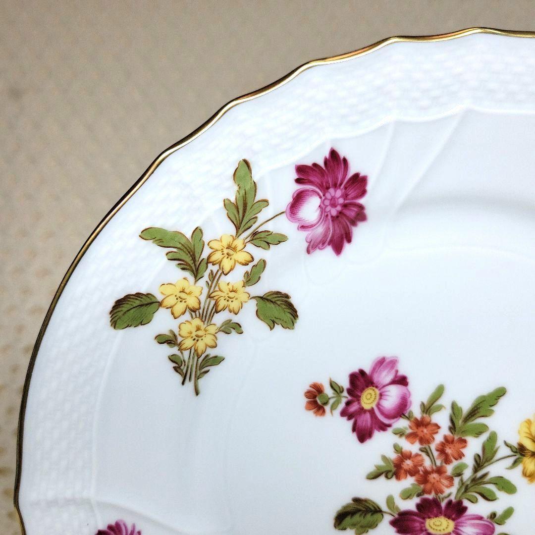 リチャードジノリ ドッチア工房　手描き　花柄　１９.５cmプレート２枚　です。