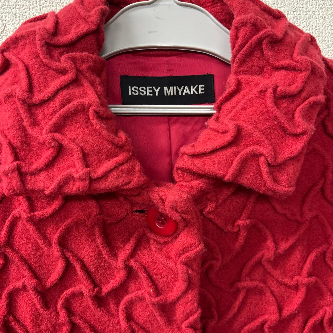 最終セール希少ISSEY MIYAKE イッセイミヤケロングコート赤波状立体加工