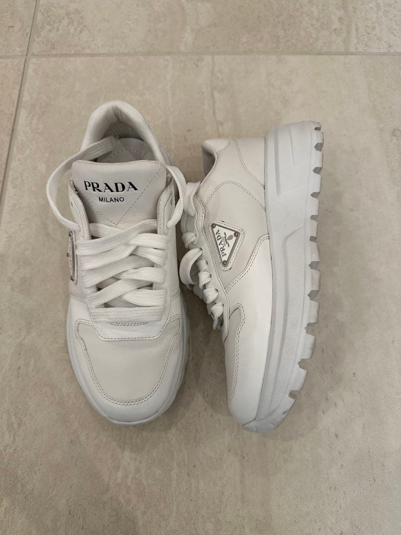 PRADA ホワイト スニーカー