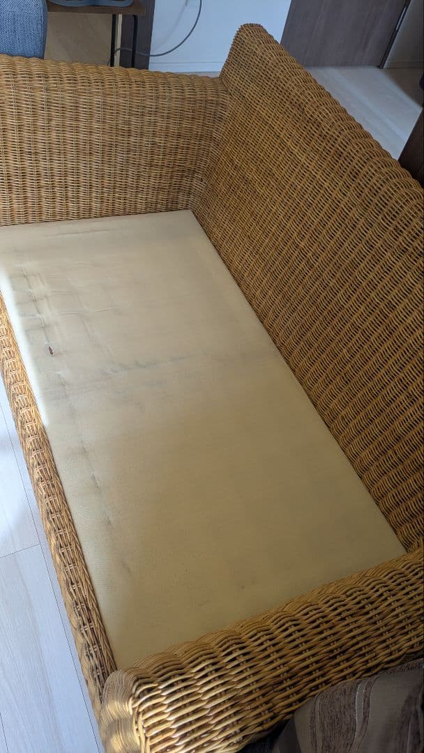 ラタンと布の2人掛けソファ